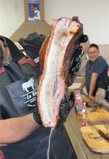 🎁 Para el Día del Padre no le regales algo que olvidará… regálale una experiencia que encenderá su pasión por la parrilla 🔥🥩 ¿Quieres ser el maestro parrillero de tu hogar o emprender en el mundo del asado? CURSO PARRILLERO EN QUITO 🔥🥩 disfruta de esta experiencia gastronomica 🤩 donde no necesitas ser un experto para emprender en esta comunidad y ser un maestro parrillero 📆 Domingo 28 de junio 📍Quito, sector de el Inca 🚨 Cupos Limitados Para más información darle click en el link de nue