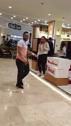 الأغنية المناسبة لضحكتها الجميلة