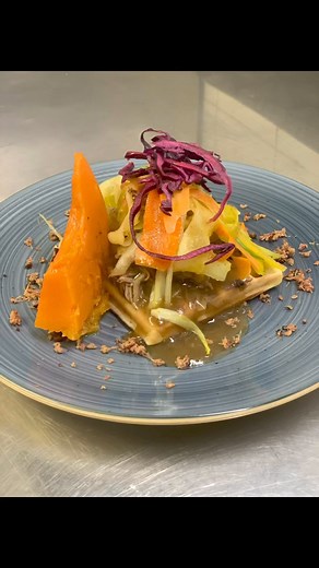 🌈 Créativité gourmande en Ehpad ! 🌈 En deux Textures Nos résidents se régalent avec une gaufre gourmande garnie d’effiloché de porc, de tagliatelles de légumes colorées, potiron rôti, chou rouge émincé, et bacon grillé croustillant. Un festival de saveurs et de couleurs ! 🍴✨ #revolutioncuisineco #cuisinecollectiveunited 🤝 @à la une #recettefacile #gaufre #gastronomie #recetterapide #Gourmandise #Rapide #chef #cuisinemaison | Sébastien Maillet