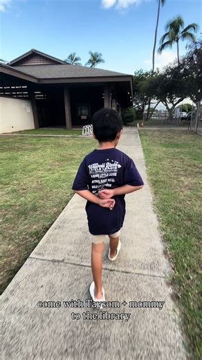 Library adventures with Tay #mykiaʻiokeonehānau 📚 Maui ʻohana: Kahului library is open til 7p on Tuesdays and Wailuku library is open til 7p on Thursdays .. other week days they close 4p. Fun after pau hana adventure. We love the kahului library because they even have seeds to plant in the entrance area!! If you check it out, let us know 📚🐛 #bookworm #library #maui #tyttadventures