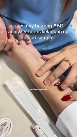 caution: don’t try this at home 🤪 #fyp #fakesituation ps. (since marami nang mga perfect sa comsec) Sino ba kase may sabi na di kami nag ggloves or pino promote namin na wag mag gloves pag nag eextract ng blood sample? Be it arterial or venipuncture. Y’all should hold your horses. Kalmahan nyo mga beh!hahaha. Ang goal ln talaga ng video na to is para ma evaluate ang bagong analyzer namin, okay??? We needed arterial blood sample, kaya sabi ko sa kasama ko ako na kuhanan nya ng dugo. We were joki