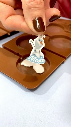 Isomalt by Mayte Rodríguez 🍭 on Instagram: "Piruletas de Isomalt personalizadas de Frozen. Cuando nos piden una personalización total con el nombre de la nena 😍 I ❤️ ISOMALT!!! #isomalt #piruletaspersonalizadas #piruleta #isomaltbymayterodriguez"