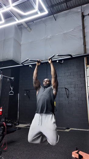 Elijah White | Transformation Coach | Bodybuilder on Instagram: "Stop trying to sprint your way into a body you’re supposed to grow into. If you’re starving every day, hating the process, and forcing everything… the results won’t last. The people who win aren’t the ones doing the most. It’s the ones who stay consistent with something they can actually follow. A program that makes you better without burning you out. Listen to it as you push. Change your body by changing your habits. Day by day. R