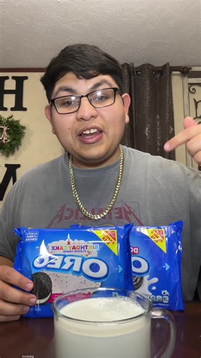 What’s better double stuffed or mega stuffed Oreos? 🤔🔥 Cuáles son mejores las double stuffed or las de mega stuffed? 😅 #mukbangeatingshow #oreos #oreo #eatingshow #foodie