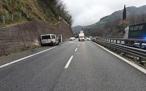 Incidente in A12, nuovo maxi tamponamento: un morto e sei feriti, due gravi