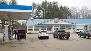 $1.35 billion lottery winner steps forward to accept prize