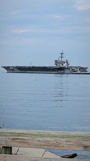#航母 #航空母舰 CVN-73，正式名称为\"乔治·华盛顿\"号，是美国海军尼米兹级核动力航空母舰中的第六艘舰。它于1986年8月下水，1987年7月服役，以美国第一任总统乔治·华盛顿的名字命名，象征着美国海军力量和国家荣誉。CVN-73的全长约为333米，宽约41米，排水量超过10万吨，是当时世界上最大的军舰之一。它采用核动力推进系统，能够以超过30节的速度航行，续航能力几乎无限，理论上可以绕地