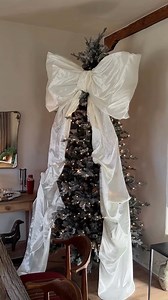 Making a BIG bow couldn’t be easier 🎀 This came together in less than 20 minutes using a tablecloth & some chicken wire looks so chic 🙌 Will you be adding a BOWment to your tree this year? It seems to be all the rage! | Lone Fox