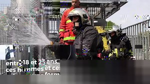 #Recrutement Chaque année, l'école des #PompiersDeParis forme 1200 jeunes, hommes ou femmes qui ont choisi de devenir pompier militaire. En intégrant la Brigade de sapeurs-pompiers de Paris, ces jeunes vont mettre leurs vies au service de la population parisienne, et vivrent une aventure humaine expetionnelle. Envie d'un métier d'action, tourné sur l'humain? Rejoignez-nous. | Pompiers de Paris Recrutement