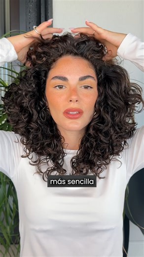 Divina BLK ES on Instagram: "¿Tus rizos tienden a perder volumen y definición? Antes de secarlos con el difusor, prueba la técnica del microplopping, presionando el cabello con una toalla de microfibra antes y después de aplicar los productos de styling. ¡El resultado está asegurado! 🙌 #divinablk #iamdivinablk #microplopping #cabellorizado #rizos #curlyhair #rutinarizos #rizosvoluminosos #rizossanos"