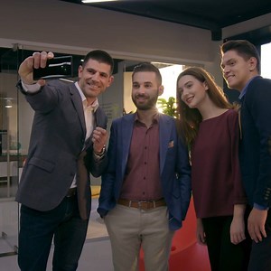 7.6K views · 45 reactions | Ați votat, am notat, s-a câștigat! Premiul de popularitate Samsung Note Challenge Sezonul 1 ajunge la Andreea și este chiar noul Galaxy Note9! Și pentru că a votat, Maria Crunteanu a câștigat tot un Note9. Și nu uitați! În curând anunțăm și câștigătorii pentru Sezonul 2. | Samsung | Facebook