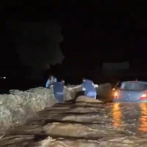 63K views · 527 reactions | ⛈️ #LIVE_METEO Gente soccorsa in auto al Capitolo di #Monopoli (Ba). Un plauso alla polizia di Monopoli che ha soccorso 2 persone dall'auto rimasta bloccata dalla furia dell'acqua che ha trasformato strade in fiumi.  di Marco Petrosillo #meteopugliainfoto | Meteopuglia in Foto | Facebook