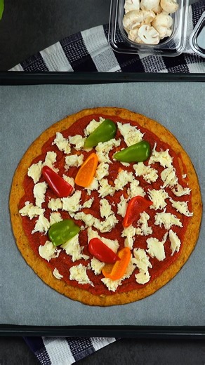Pizza de masa de coliflor, ¡baja en calorías! 🍕 Ingredientes: Para la base: 1 coliflor grande 50 g de parmesano rallado 100 g de mozzarella rallada (1 bola) 1 diente de ajo 1 cucharadita de orégano Sal y pimienta 1 pizca de pimentón molido 2 huevos Para la salsa: 400 g de tomate triturado para pizza 1 cucharadita de azúcar 1 cucharadita de sal 80 ml de aceite de oliva Para el topping 100 g de mozzarella rallada (1 bola) 50 g de cebolla roja 100 g de champiñones blancos 50 g de peperoni 80 g de 
