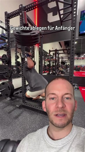 Nach dem einseitigen Gewicht ablegen bist du direkt aufgewärmt. Quelle: mkh.lifts 😱❤️‍🩹😃 https://www.instagram.com/reel/DegD6xuB91Y/?vrfl=MXhrNHQ2eHk0ZmxhcA==