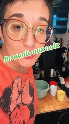 🍫 Brownie aux noix Cake Factory 🛒 Ingrédients : • 75 g de farine • 100 g de sucre • 100 g de beurre • 200 g de chocolat • 2 œufs 1 jaune • Noix ⏱ Cuissons : • Cake Factory : programme à partager 25 min • Four : 180°C 20 à 25 min • Airfryer : 170°C 12 à 15 min #tefal #cakefactory #cuisinefacile #dorianeetsesrobots #cuisinefacile | Doriane et ses robots