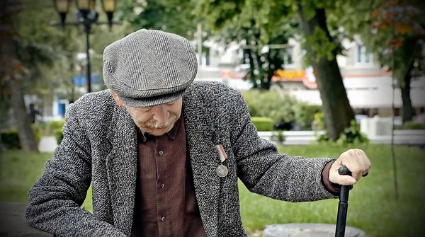 62-Year-Old Man With Cane Confronts Teens – Their Response Is Hilarious
