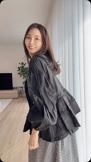 Moe Oshikiri 押切もえ on Instagram: "だんだんと日差しも明るく、春めいてきましたね🌸 紫外線対策もアップデートしています。 @elu_l.official の【Daisy gather peplum UVcut sheer Parker】は、UVカット機能もありつつ、シアー素材で軽いので、夏も涼しく着られそう。 ペプラムのシルエットもほどよく甘くて良き。 長男の野球の練習見学や自転車移動、旅行…と、普段から特別な時まで大活躍しそうです。 パンツも同ブランドのもの。 【Suzan tack & gather skirt shape wide pants】 こちらもスカートみたいにワイドなシルエットと軽やかさが最高です。 @asahikamiya ちゃんのセンス大好きです🖤"