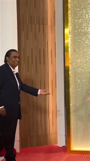 Mukesh Ambani Along With Nita Ambani Isha Ambani Piramal During Jio World Plaza Launch