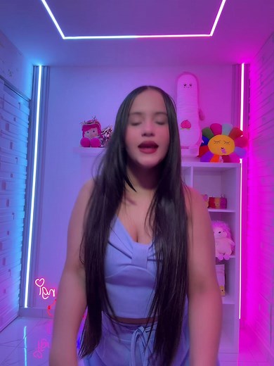 Angie Fire: ¿Cuántos años tiene y su canción popular?