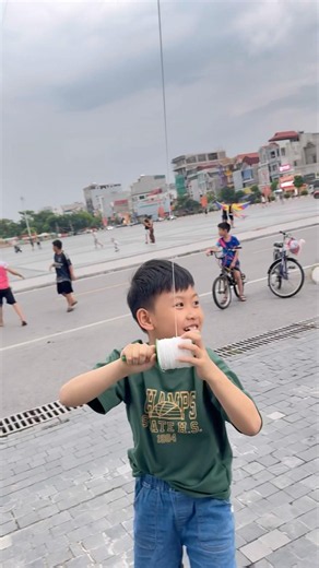 Cậu bé cầm cuộn dây chạy nhanh diều bay lên thật đẹp..#layangan #patang #layang-layang #diềusáo