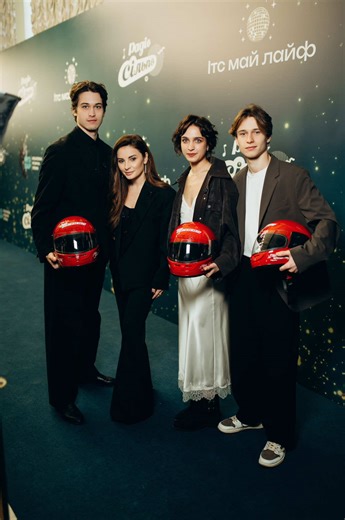 Що робила команда «НА ДРАЙВІ» на премії «МУЗВАР»? 14 березня наші актори додали розгону й драйву червоній доріжці МУЗВАР 🏎 Музика відіграє суперважливу роль у «НА ДРАЙВІ», тому ми аж ніяк не могли пропустити таку важливу музичну подію. А ще дуже хотіли підтримати NICOLE, яка знялася у фільмі й виконала там свою нову пісню «Останній дзвоник». Якщо теж хочеш пройтися червоною доріжкою, ще лишилися квитки на допрем’єрний показ «НА ДРАЙВІ» 2 квітня в Палаці Україна. Будемо там всі й чекатимемо на т