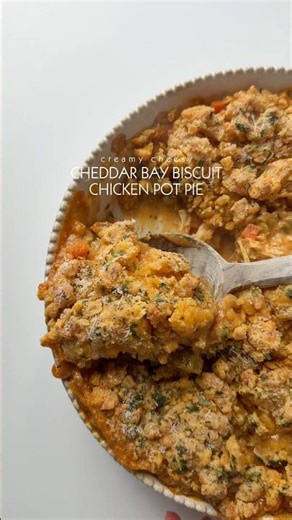 Cheddar bay biscuit chicken pot pie. Full recipe on delicate-kitchen.com