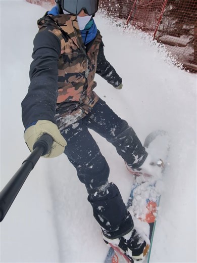 Riding Solo on Powder Days: The Snowboarding Experience