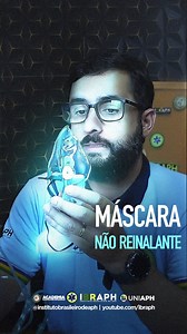 Você sabe a diferença entre a máscara reinalante e a máscara não reinalante? Essa dúvida é comum no APH, e neste vídeo nós mostramos, na prática, a diferença entre os dois dispositivos. A máscara não reinalante é a mais utilizada como primeira opção para vítimas críticas no atendimento pré-hospitalar. Ela possui válvulas laterais que impedem a reinalação do ar expirado, além de um reservatório de oxigênio, permitindo uma fração inspirada de oxigênio próxima de 100%, geralmente acima de 90%. Já a
