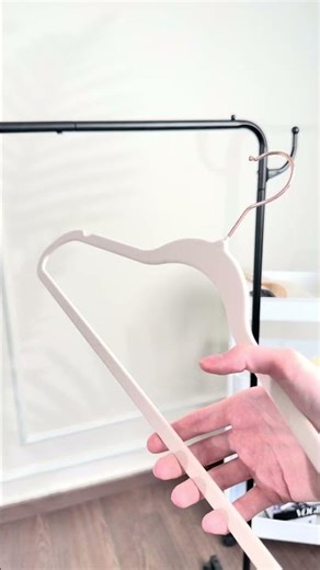 Refresh your wardrobe with this elegant 50-piece set of beige velvet non-slip hangers