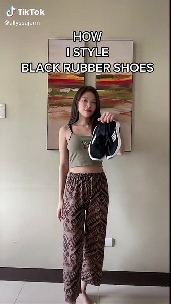 Stylish Black Rubber Shoes Outfit Ideas for Women