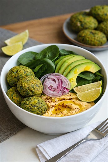 Falafel di spinaci 🧆 la cosa bella è che sono semplicissimi, vengono super sfiziosi e sono un modo furbo e buonissimo per mettere insieme più verdura e legumi senza nemmeno accorgertene. Per 4 porzioni: 950 g di ceci cotti 250 g di spinacino baby 5 cucchiai di yogurt di soia sz 2 cucchiai di amido di mais 2 spicchi d’aglio 1 manciata di prezzemolo 1 cucchiaino di cumino in polvere lime Falafel agli spinaci Frulla (a impulsi) 400 g di ceci ben scolati con 150 g di spinacino, cumino, 1 spicchio d