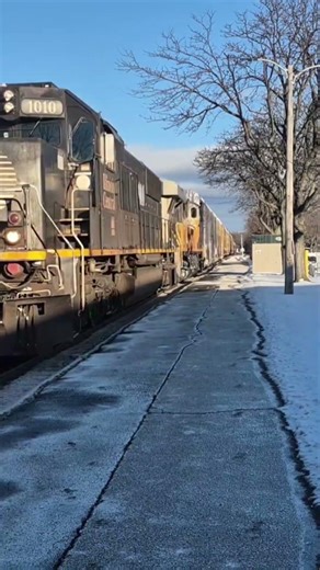 horn salutes from E251 with IC SD70 leading.