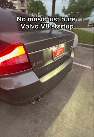 Exploring the Volvo S80 V8: Performance and Style