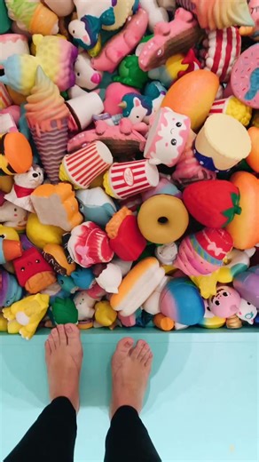 guess how many squishies are in this squishy pile @sloomooinstitute 💓✨⚡️ #fyp #foryoupage #squishy #satisfactorystore