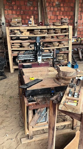 Mais uma etapa de produção da mesa de centro de madeira rustica essa etapa e do alinhamento dos dois lado usando a cnc router