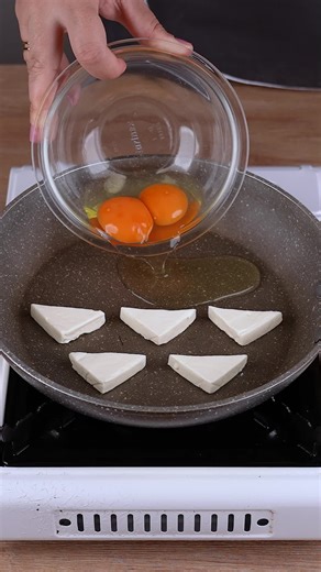 A little trick and the eggs with cheese turn into a genius breakfast #cooking #recipes #easyrecipe #quickrecipes #cook #breakfast #egg #cheese #cake #viral #viralvideo