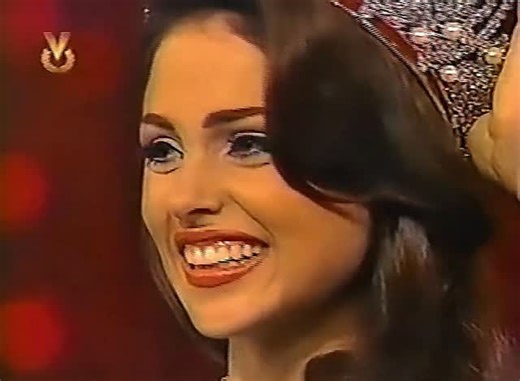 💎RecuerdosDeMisses💎 on Instagram: "✨ La Noche de la Perfección: El Triunfo de Martina Thorogood como #MissVenezuela 1999 ✨ Hoy viajamos a una de las ediciones más memorables y sofisticadas en la historia del certamen: la noche en que Martina Thorogood Heemsen se alzó con la corona de Miss Venezuela. 📅 El 10 de septiembre de 1999, el Poliedro de Caracas vibró bajo una atmósfera de máxima expectación. Representando al estado Miranda, Martina no solo entró al escenario; ella lo dominó. Con su ca