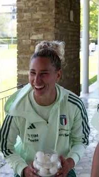 Azzurre si mettono alla prova nella Ping Pong Challenge: chi vincerà? ⤵️