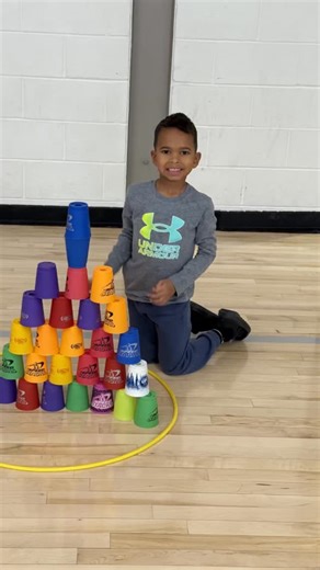 Early Childhood at Sewickley Academy on Instagram: "KINDERGARTEN + CUP STACKING 🥤✨ It looks like simple play, but there’s so much learning happening here! Cup stacking builds: 🧠 Problem-solving 💪 Hand-eye coordination ⏱️ Focus + perseverance 📏 Early math + pattern skills And the best part? They think they’re just having fun. ❤️ . . #SewickleyAcademy #SewickleyPanthers #ReggioInspired #Kindergarten #PlayBasedLearning #InquiryBasedLearning #LetThemBeLittle #NatureBasedLearning #Play #PlayToLea