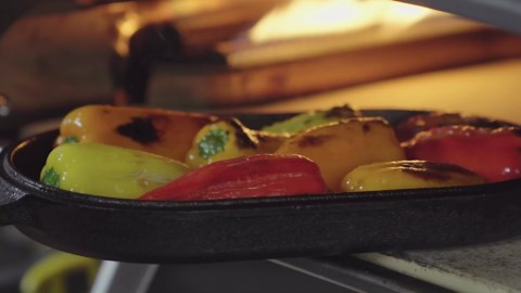 ooni Cast Iron Sizzler Pan - Griddle Frying Pan, 12" x 6" Sizzler Plate with Removable Handle and Stainless Steel Trivet, Pre-Seasoned Non-Stick Oven Safe Cookware, Pizza Oven and BBQ Accessories