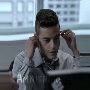 Сериал повествует об Эллиоте Алдерсоне — молодом человеке, живущем в Нью-Йорке и работающем инженером по кибербезопасности, а по ночам занимающимся хакерской деятельностью, зачастую выступая в роли кибер-мстителя. Эллиот также постоянно борется с социофобией, диссоциативным расстройством личности и злоупотреблением наркотиками, открыто презирая современный уклад жизни общества потребления. В какой-то момент Эллиот оказывается на перепутье, когда загадочный лидер подпольной хакерской группы «fsoc