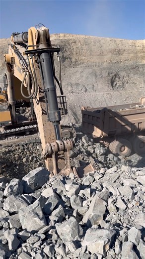 Extreme Cliffside Loading — One Wrong Move and It’s Over | Alat Berat Mania