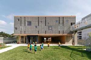 Hanazono Kindergarten and Nursery / HIBINOSEKKEI   Youji no Shiro