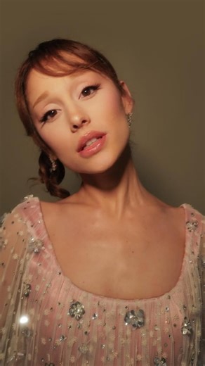 🥹Ariana Grande siendo la definición de gracia y empatía 💫 Durante los Critics Choice Awards, la cantante tuvo un momento especial con uno de los meseros que la atendió: un joven fan que no pudo evitar emocionarse al verla al servirle agua...❤️‍🩹 Ariana lo tomó de las manos, le dio palabras de aliento y le recordó que “los sueños sí se cumplen cuando trabajas con el corazón.” El jóven, tan conmovido compartió que su música le ha salvado la vida... 🥺 Pequeños gestos, grandes huellas... 💖 . .