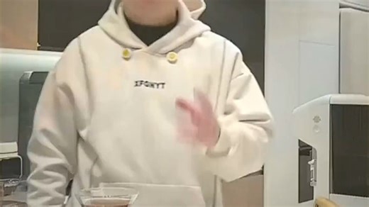 智能咖啡机玩出花！专业参数傻瓜操作，小白也能秒变咖啡大师。清晨匆忙不用愁，一键定制浓淡口感，上班路上自带香气Buff，每天叫醒你的不再是闹钟，而是现磨醇香。