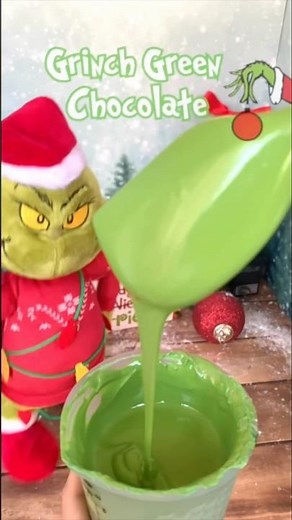 How to Color Grinch Green Shade of Chocolate | Treatmaker's Tutorial for Grinchmas #shorts