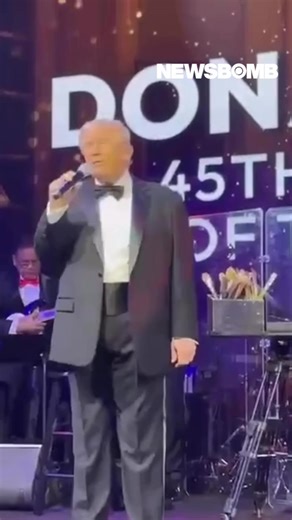 Ο Αμερικανός πρόεδρος, Ντόναλντ Τραμπ, παρέθεσε μεγαλοπρεπές πάρτι για να υποδεχτούν το νέο έτος μαζί με την πρώτη κυρία, Μελάνια Τραμπ, στο θέρετρο του Μαρ-α-Λάγκο, στο Παλμ Μπιτς της Φλόριντα, το βράδυ της Τετάρτης (31/12). 📹: Newsbomb #newsbombgr #donaldtrump #trump #news