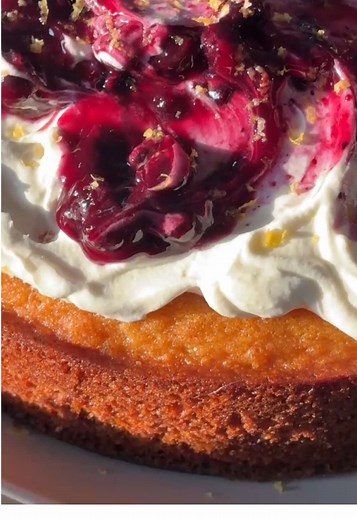 Gâteau à l’huile d’olive, crème fouettée et confiture de bleuets J’adore ce gâteau à l’huile d’olive : c’est super simple à faire et on peut vraiment varier les garnitures. J’ai eu de l’aide de Margot qui me fait mourir avec ses réactions 🙃 La recette complète est sur mon site web dashofhoney.ca. Au bas de la page pour cette version avec confiture de bleuets sauvages et crème fouettée. Ingrédients : Huile d’olive et citron, refroidis (recette plus haut) Crème à fouetter 35 % Sucre à glacer Vani