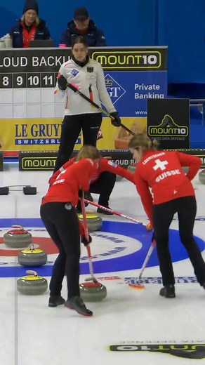 Line them all up. 👏 A delicate hit-and-roll from Corrie Huerlimann 🇨🇭 ends up in the perfect spot to prepare the force in End 7. Watch all games live on The Curling Channel! https://curlingchannel.tv #curling #ecc #switzerland | World Curling