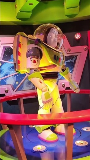 Astro Blasters - Buzz Lightyear Animatronic in Continuous Pre-Show off-sync @ Disneyland (3/21/2026)